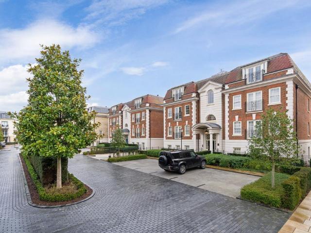 Flat for sale in Row Town, Surrey