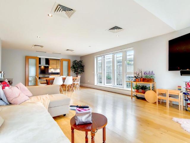 Flat for sale in Putney, Greater London