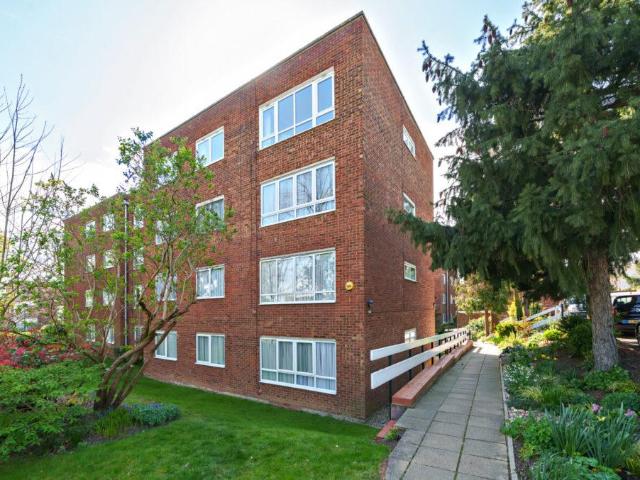 Flat for sale in London Borough of Ealing, Park Royal