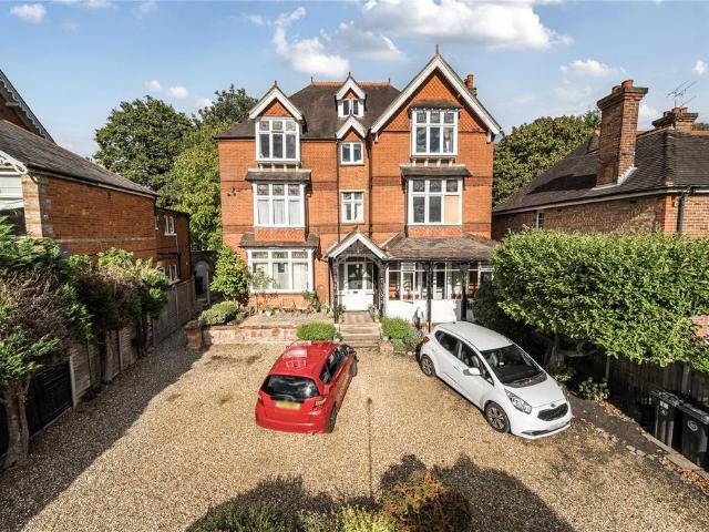 Flat for sale in Heol-las, Surrey