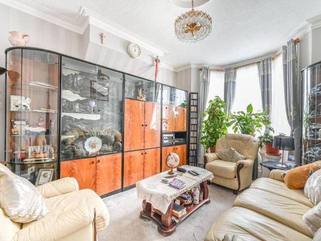 Flat for sale in Harlesden, Greater London