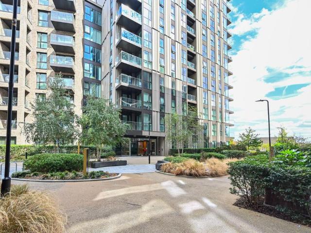 Flat for sale in Woodberry Down, Stoke Newington
