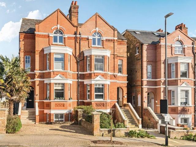Flat for sale in Southfields, Greater London