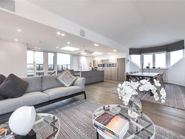 Flat for sale in West Hampstead, Greater London