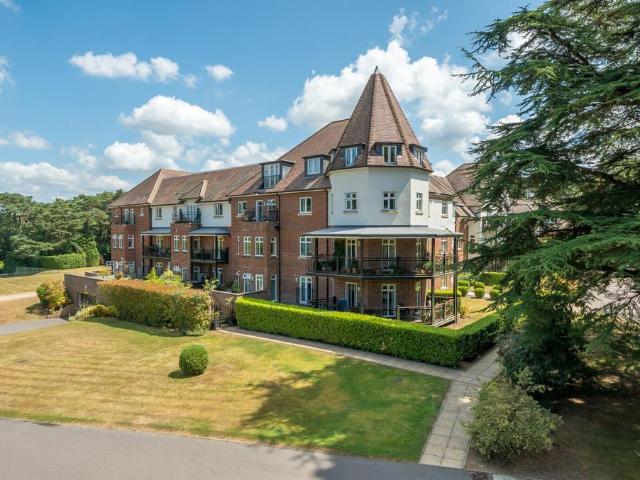 Flat for sale in Fole, Surrey