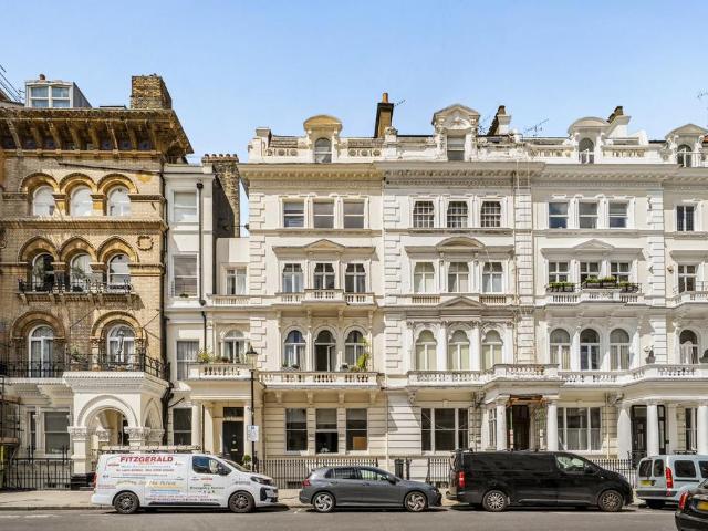 Flat for sale in South Kensington, Greater London
