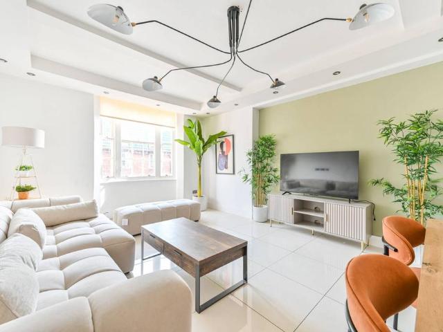 Flat for sale in Bayswater, Greater London