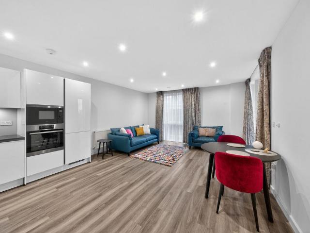Flat for sale in Mill Hill, Greater London