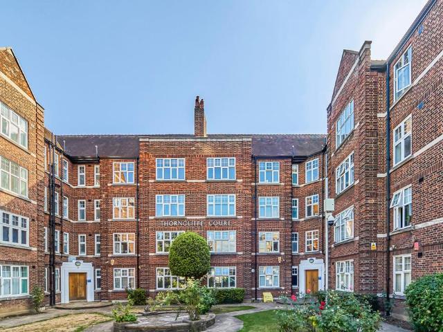 Flat for sale in Blenheim Gardens Estate, Greater London