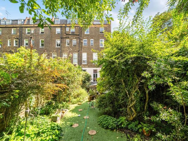 Flat for sale in Earl's Court, Greater London