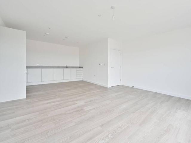Flat for sale in Watford, Kingswood