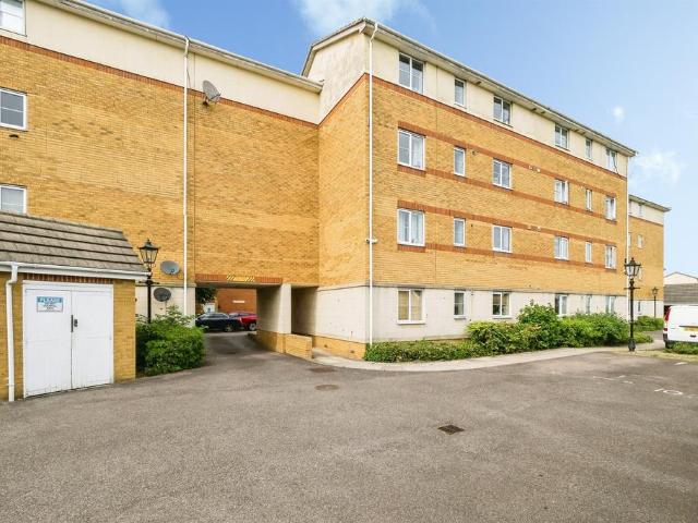 Flat for sale in Grays, Essex