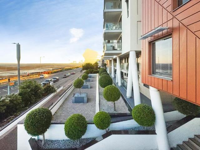 Flat for sale in Alton Barnes, Essex