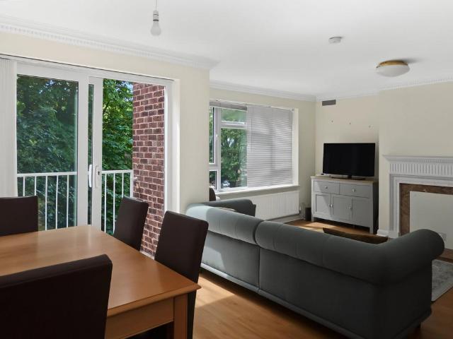 Flat for sale in Snaresbrook, Greater London