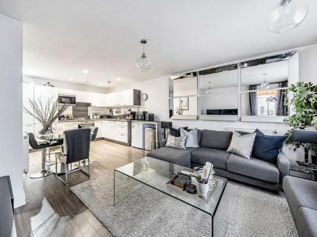 Flat for sale in London Borough of Lewisham, Ladywell