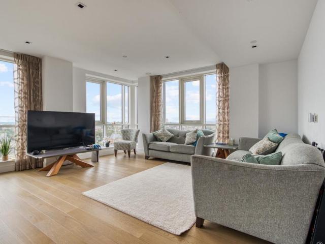 Flat for sale in London Borough of Ealing, Greater London