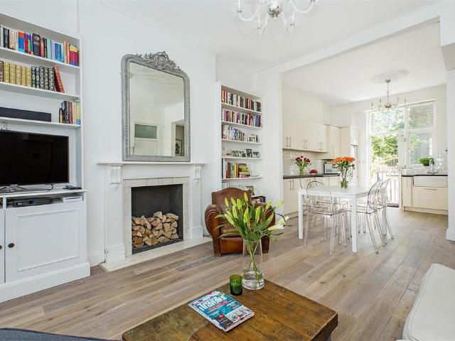 Flat for sale in Clapham Junction, Cat Hill