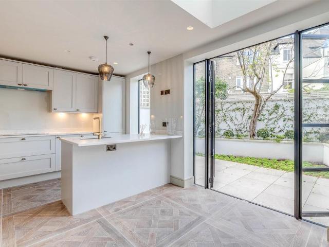Flat for sale in Fulham, Greater London