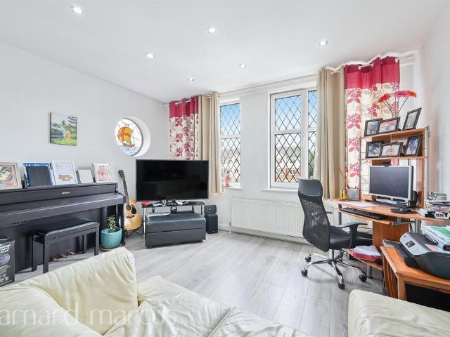 Flat for sale in West Ewell, Ewell