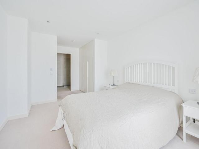 Flat for sale in Woodberry Down, Stamford Hill