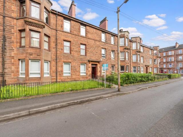 Flat for sale in Crosshill, Scotland