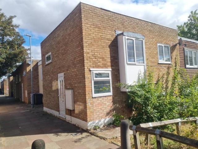 Flat for sale in Marsh Farm, Luton