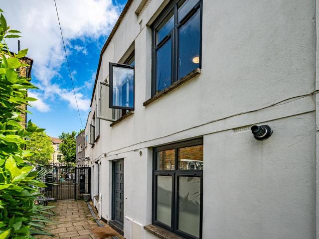 Flat for sale in West Hackney, Greater London