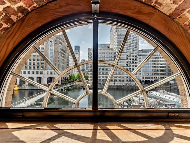 Flat for sale in Canary Wharf, Greater London