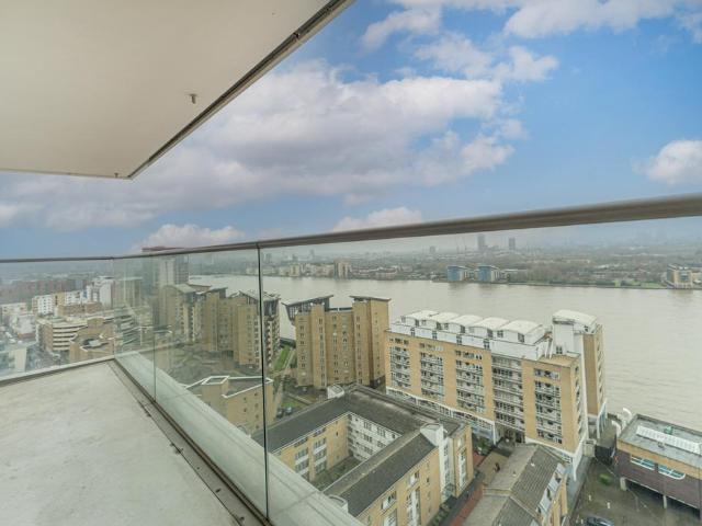 Flat for sale in Canary Wharf, Greater London