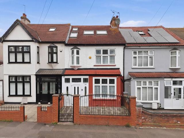 Flat for sale in Leytonstone, Greater London