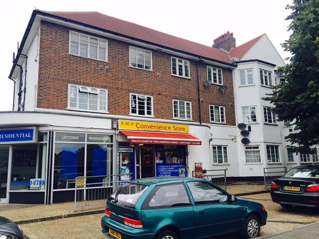 Flat for sale in Lampton, Greater London