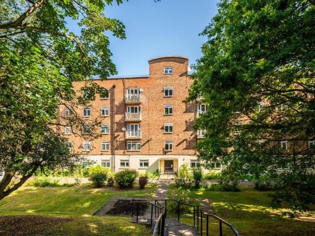 Flat for sale in Dulwich, Greater London