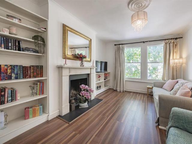 Flat for sale in Shepherd's Bush, Greater London