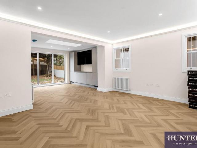 Flat for sale in St. John's Wood, Greater London