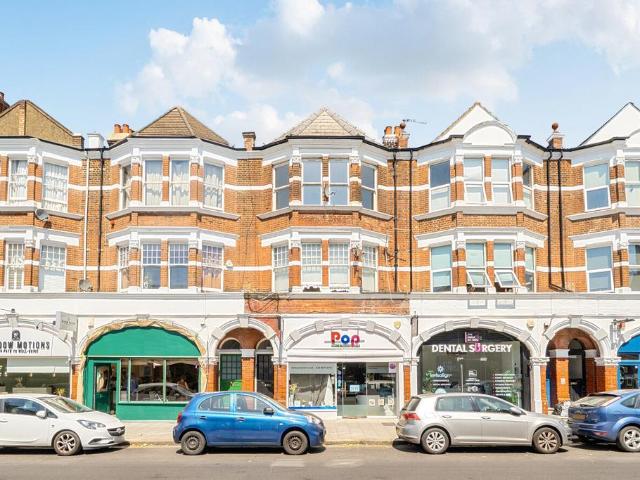 Flat for sale in Muswell Hill, Greater London