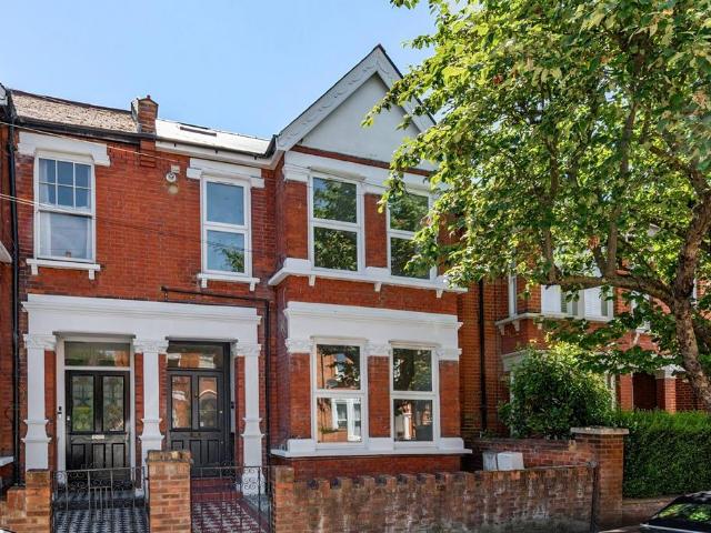 Flat for sale in London Borough of Ealing, Greater London