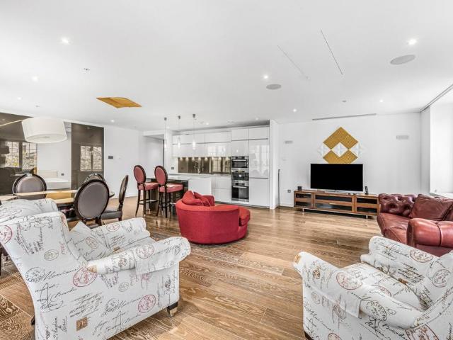 Flat for sale in St Clement Danes, Greater London