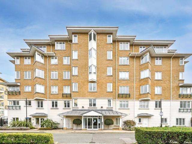 Flat for sale in Kew, Greater London