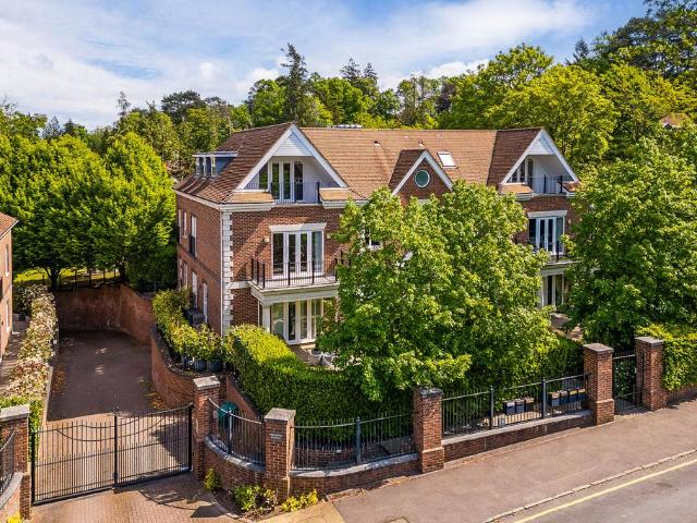 Flat for sale in Sunningdale