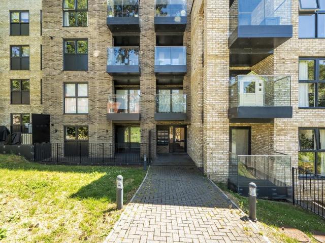 Flat for sale in London Borough of Croydon, Sanderstead