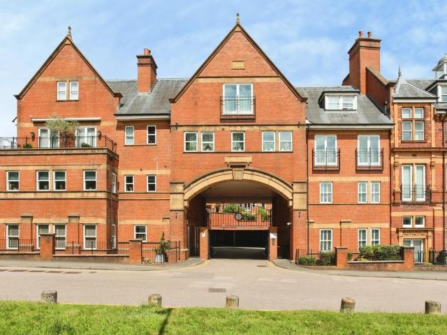 Flat for sale in Broadwater Down, Sandown Park