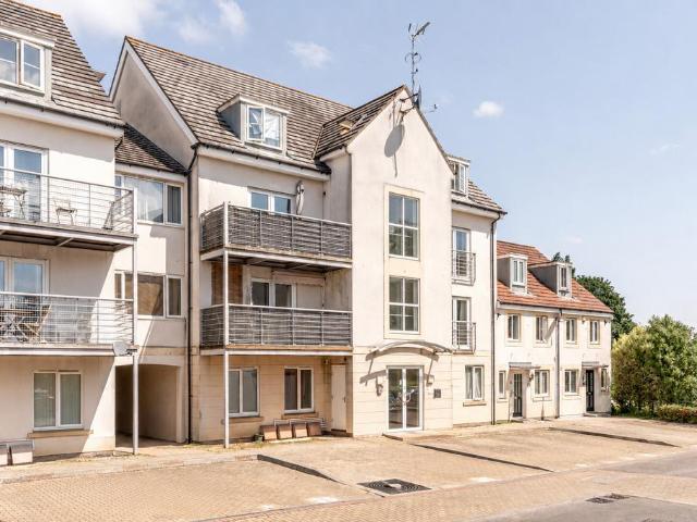 Flat for sale in Kingswood