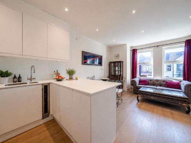 Flat for sale in Southfields, Greater London