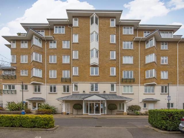 Flat for sale in London Borough of Richmond upon Thames, Greater London