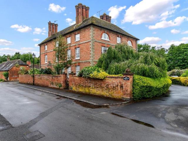 Flat for sale in Green Close, Warwickshire