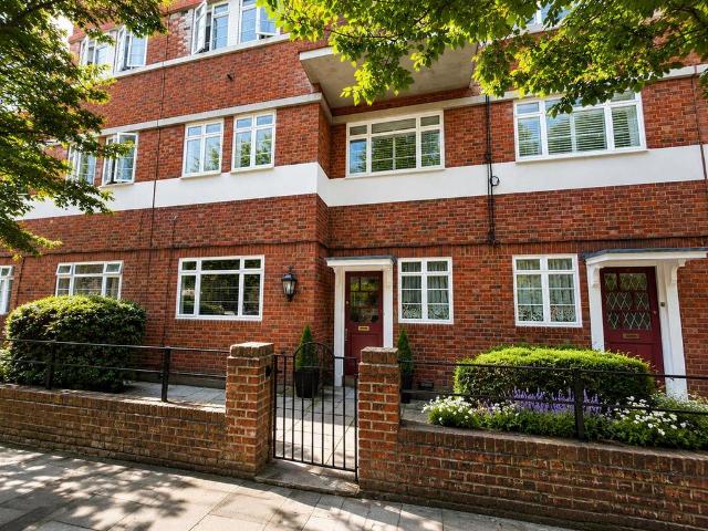 Flat for sale in London Borough of Hammersmith and Fulham, Greater London