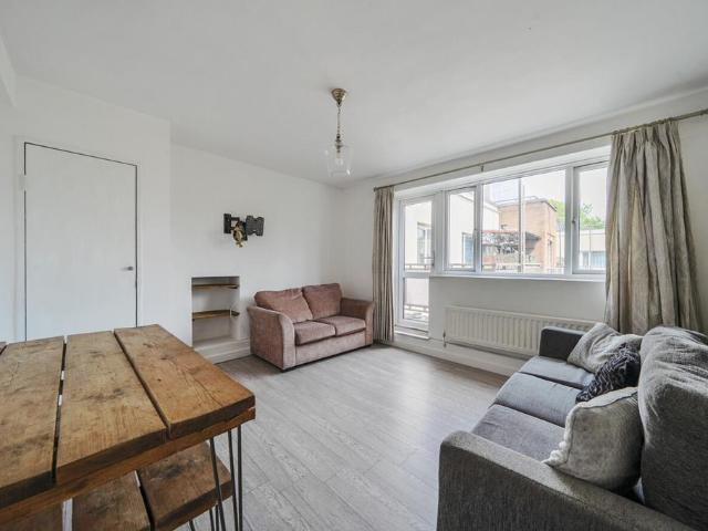 Flat for sale in Peckham, Greater London