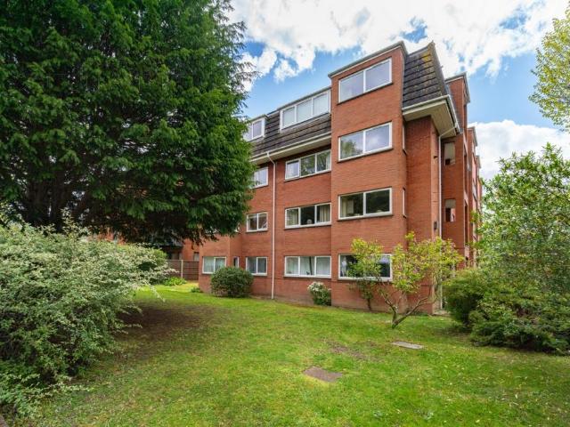 Flat for sale in London Borough of Ealing, Park Royal
