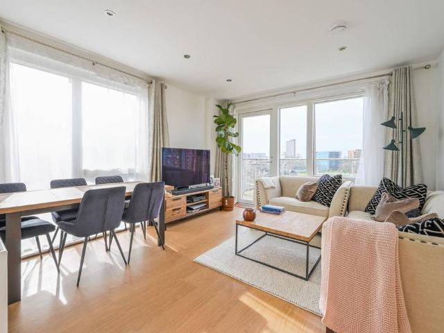 Flat for sale in Poplar Grove, Greater London