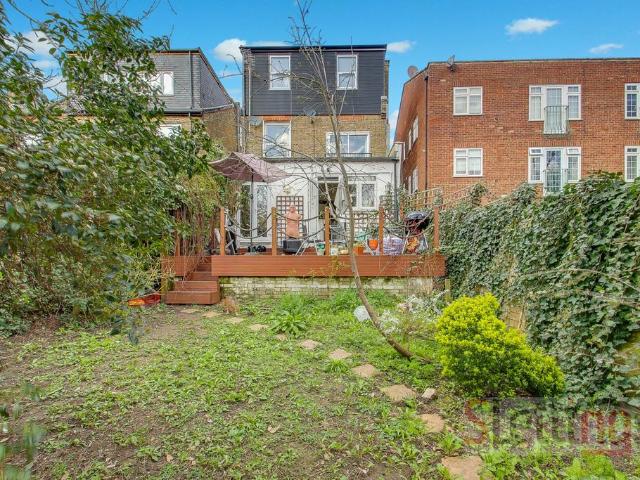 Flat for sale in Hendon, Greater London